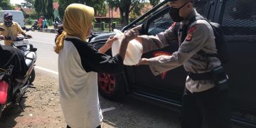 Bakti Brimob Berbagi Paket Sembako untuk Masyarakat Terdampak Covid-19