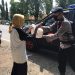 Bakti Brimob Berbagi Paket Sembako untuk Masyarakat Terdampak Covid-19