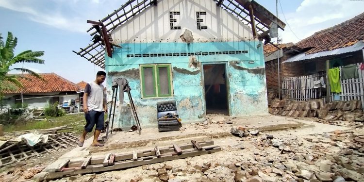 YANU Bantu Perbaiki Rumah Ambruk di Kota Cirebon