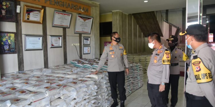 Polresta Cirebon Salurkan 10 Ton Beras Bantuan Polda Jabar untuk Warga Terdampak Covid-19