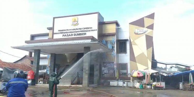 Pasar Sumber Disemprot Desinfektan