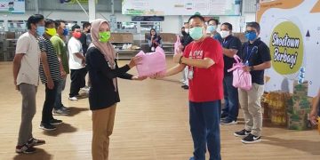 Jelang Lebaran, Shoetown Bagikan 5.000 Paket Bingkisan untuk Internal Pabrik