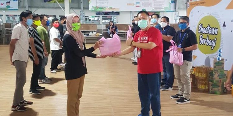 Jelang Lebaran, Shoetown Bagikan 5.000 Paket Bingkisan untuk Internal Pabrik