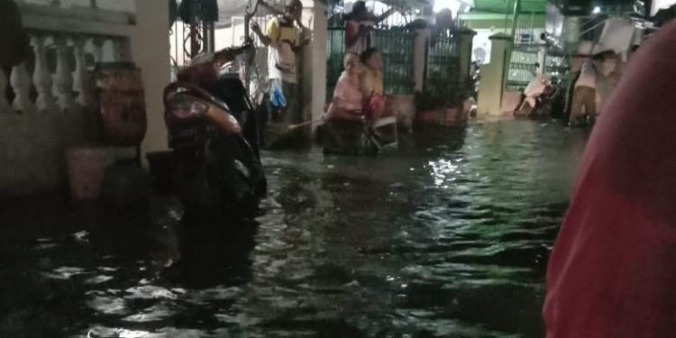 Pesisir Pantai Cirebon Diterjang Banjir Rob