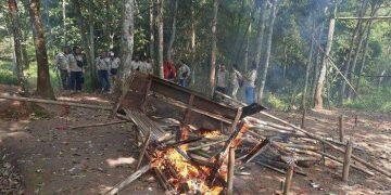 Polisi Bakar Arena Judi Sabung Ayam di Cingambul