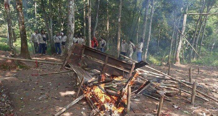 Polisi Bakar Arena Judi Sabung Ayam di Cingambul