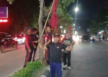 DPC PDIP Kota Cirebon Pasang Ribuan Bendera Partai