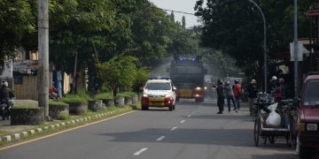 Gunakan AWC, Brimob Semprot Disinfektan Wilayah Panjunan