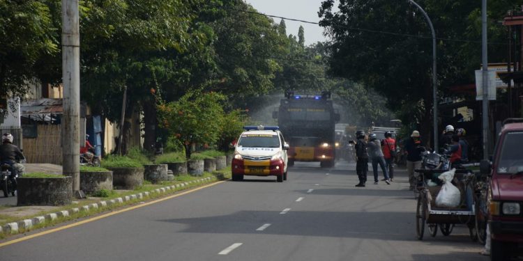Gunakan AWC, Brimob Semprot Disinfektan Wilayah Panjunan