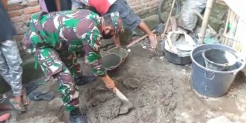 TNI Bersama FWGR dan Warga Perbaiki Rumah Nenek Tamiah