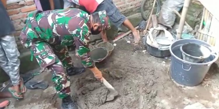 TNI Bersama FWGR dan Warga Perbaiki Rumah Nenek Tamiah