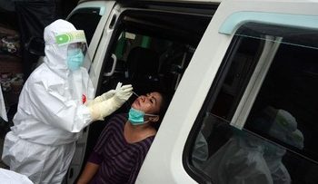 Pedagang dan Pembeli Pasar Karangampel, Jatibarang di Swab Massal