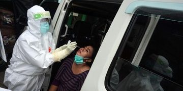 Pedagang dan Pembeli Pasar Karangampel, Jatibarang di Swab Massal