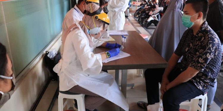 Pengunjung Toserba di Swab Mendadak