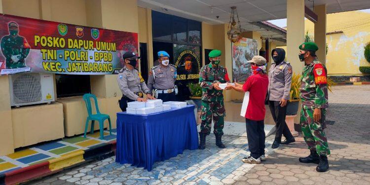 Polres Indramayu Dirikan Dapur Umum Bagi Warga Terdampak Covid-19