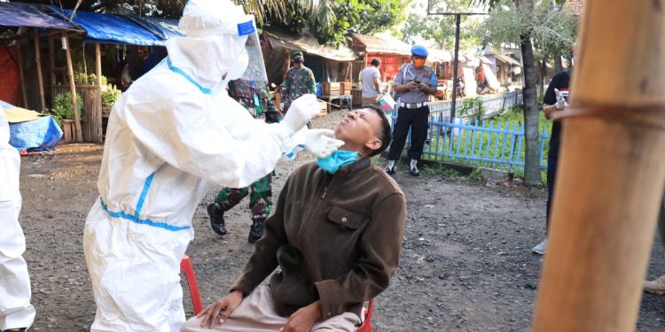 Ratusan Pengunjung Pasar Baru Indramayu di Swab