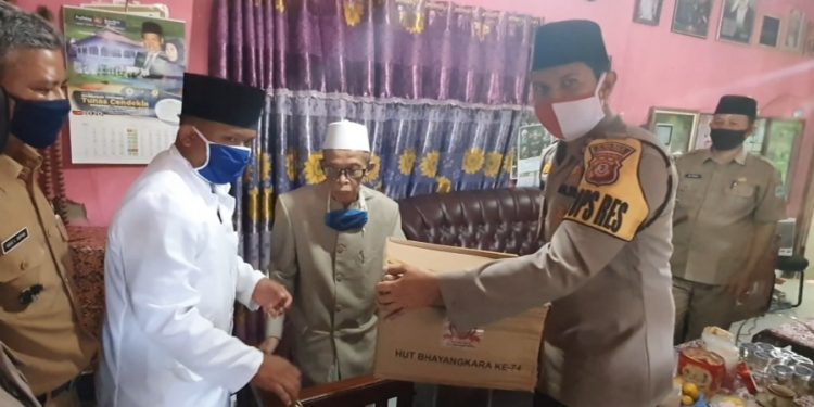 Polres Majalengka Salurkan 400 Paket Sembako Kepada Ponpes Mansyaul Huda