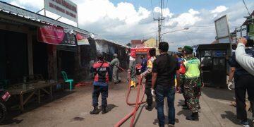 Seluruh Pasar dan Kios di Pabuaran Tutup, Petugas Lakukan Penyemprotan Disinfektan