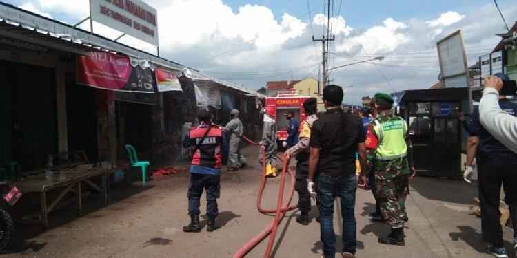 Seluruh Pasar dan Kios di Pabuaran Tutup, Petugas Lakukan Penyemprotan Disinfektan