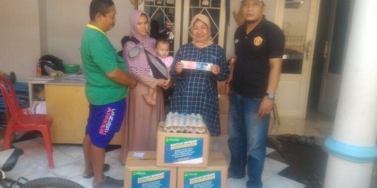 Warga Mekarsicalung Terima Bantuan Sembako dari Gubernur