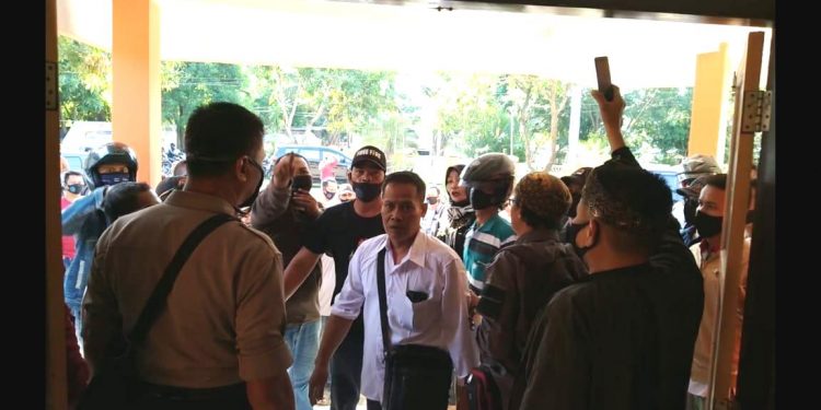 Verfak Ditunda, Puluhan Massa Pendukung Calon Mengamuk di Kantor KPUD