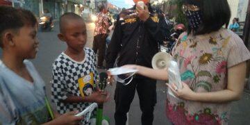 DLH Bagikan Kantung Sampah untuk Pedagang Kaki Lima