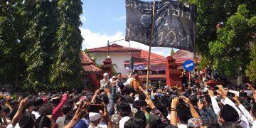 Diduga Salah Ucap, Hermanto Diluruk Ratusan Santri