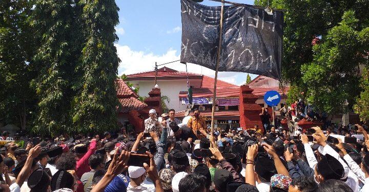 Diduga Salah Ucap, Hermanto Diluruk Ratusan Santri