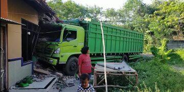 Diduga Sopir Mengantuk, Truk Fuso Seruduk Rumah Warga