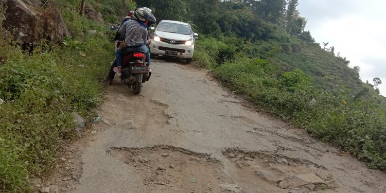 Jalan Penghubung Antar Kecamatan  Lemahsugih-Malausma Rusak
