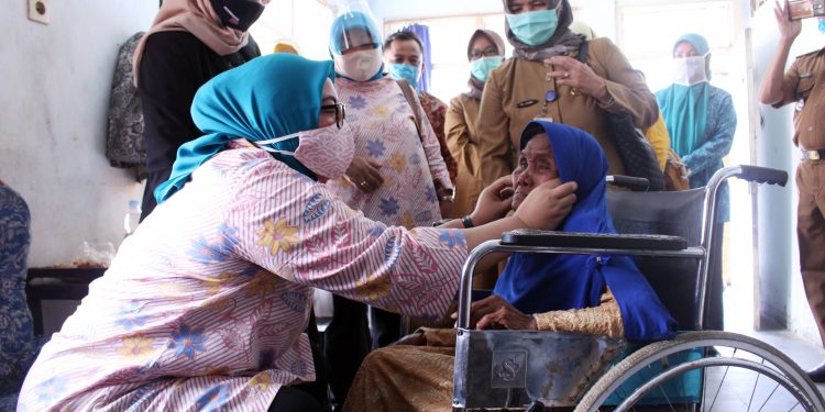 Diterpa Isu Maju Pilkada, Tak Halangi Ika Bergerak Sosial