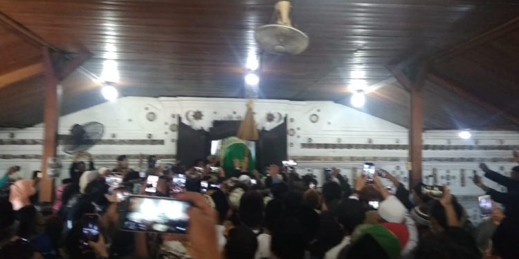 Sultan Sepuh XIV Disemayamkan di Samping Makam Ayahnya