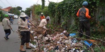 DLH Bersihkan Sampah Liar di Kawasan Pamitran