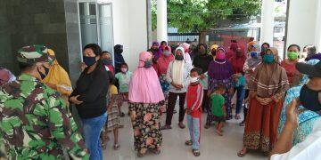 Tuntut Sekdes Mundur, Puluhan Warga Ontrog Balai Desa Cigobang