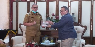 Kepala BI Cirebon Serahkan “UPK 75” ke Bupati dan Wakil Bupati Kuningan