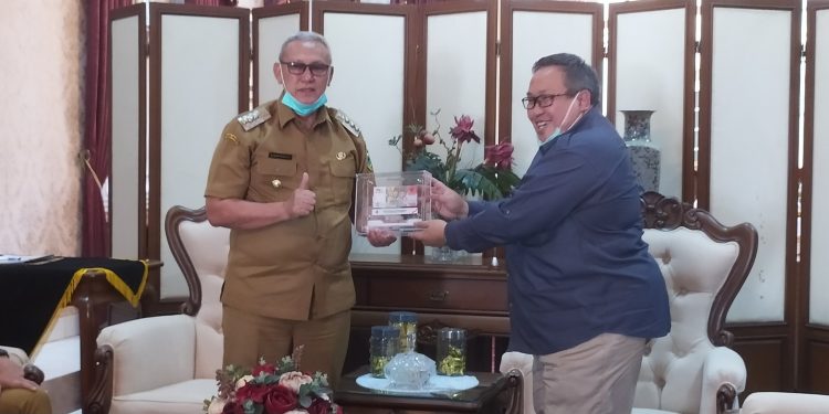 Kepala BI Cirebon Serahkan “UPK 75” ke Bupati dan Wakil Bupati Kuningan