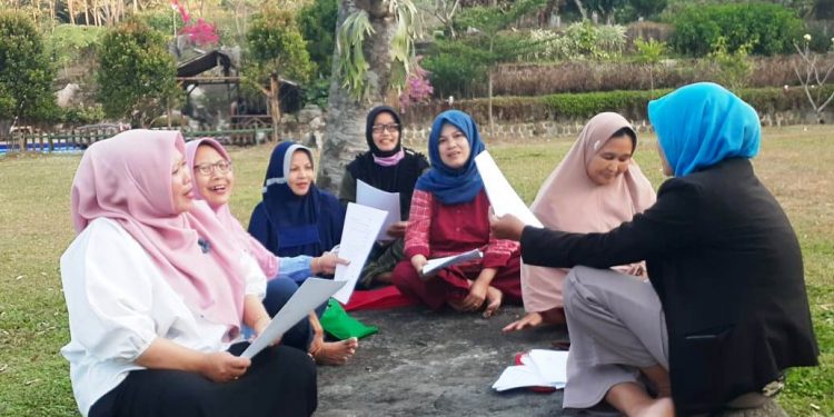 Serunya Ibu-Ibu Desa Wisata Cibuntu Belajar Komunikasi dengan Bahasa Ingris