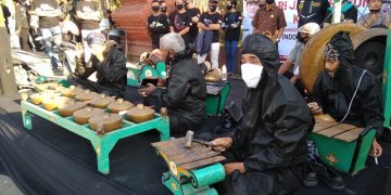 Forum Peduli Lingkungan Hidup Sosialisasi Bahaya Covid-19 dengan Gamelan