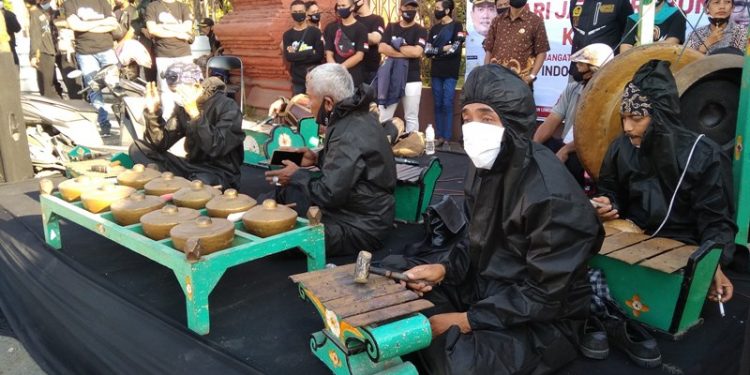 Forum Peduli Lingkungan Hidup Sosialisasi Bahaya Covid-19 dengan Gamelan