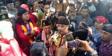 Pembacaan Surat Pernyataan Pangeran Kuda Putih Nyaris Ricuh