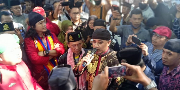 Pembacaan Surat Pernyataan Pangeran Kuda Putih Nyaris Ricuh