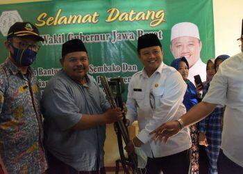 Wagub Serahkan Bantuan Alat Pertanian Program Santani di Cirebon