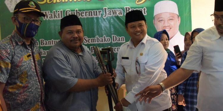 Wagub Serahkan Bantuan Alat Pertanian Program Santani di Cirebon