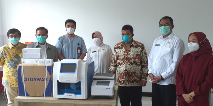 Dapat Bantuan Mesin Ekstraksi Otomatis, UGJ Tingkatkan Pemeriksaan Spesiemen COVID-19