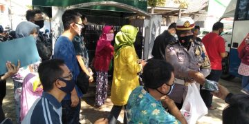 Kasat Lantas Polres Cirebon Kota, Bagikan Masker kepada Masyarakat yang Perpanjang SIM