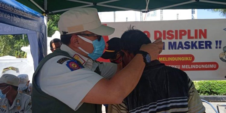 Terjaring Operasi, Sekretaris Satpol PP Jabar Pakaikan Masker Kakek 90 Tahun