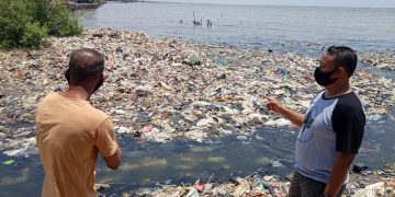 Warga Panjunan Keluhkan Bau Tumpukan Sampah yang Menyumbat Muara Sungai