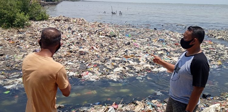 Warga Panjunan Keluhkan Bau Tumpukan Sampah yang Menyumbat Muara Sungai