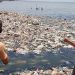 Warga Panjunan Keluhkan Bau Tumpukan Sampah yang Menyumbat Muara Sungai