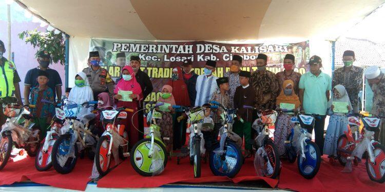 Haru Biru Anak Yatim Piatu Desa Kalisari Saat Menerima Hadiah Sepeda